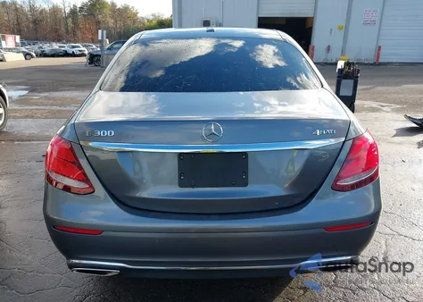 2017 Mercedes-Benz E 300 4Matic z USA, uszkodzony, nr VIN WDDZF4KBXHA112201